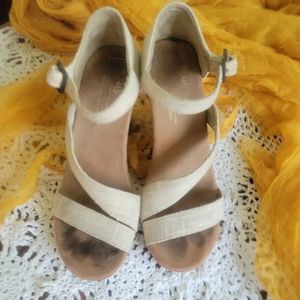 Toms cream wedges